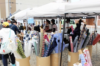 大勢の人でにぎわった播州織産地博覧会の会場＝６月１日、西脇市内