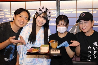 コラボ企画をする（左から）萌えカフェの植木陸仁さん、松下実花さん、うなかふぇの松本彩愛さん、鰻の神楽の廣尾理絵さん＝いずれも加東市東古瀬