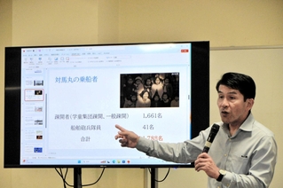 対馬丸事件について話す北浦基広さん＝中番小学校