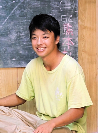 子どもたちに笑顔を向ける熊本亜斗武さん＝加東市東古瀬