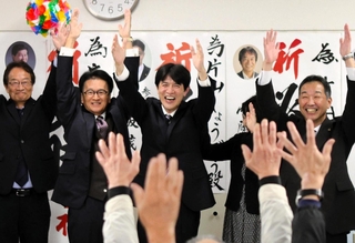 支援者とともにバンザイして喜ぶ片山象三氏（中央）＝西脇市西脇（撮影・大山伸一郎）