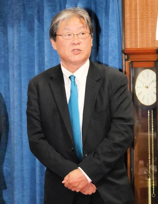 敗戦の弁を述べる大嶋俊英氏＝西脇市小坂町