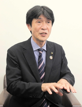 当選から一夜明け、４期目への思いを語る片山象三氏＝西脇市役所