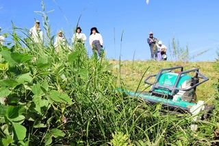 急斜面の草を刈り取っていくラジコン草刈り機＝加東市松沢