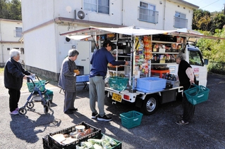 移動販売車で買い物する住民ら＝小野市下来住町