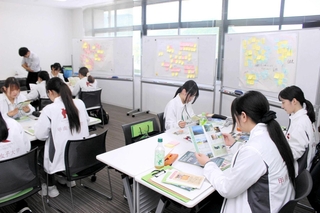 多可町について学ぶ甲南女子大学の学生ら＝８月、同町役場