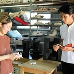 中村楓さん（左）を取材し、一冊の本にまとめた高橋武男さん＝加東市野村