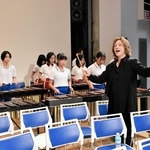 小学生らに演奏時に大切なことを教える西本智実さん（右）＝加西市民会館