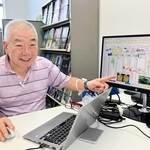 コメの成長と積算温度のデータを示す藤田健夫さん＝小野市役所