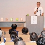 柳田国男の母、松岡たけと加西市の関係性について話す石井正己さん＝アスティアかさい