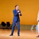 笑顔を見せる（左から）八木早希さん、トータス松本さん、長谷川穂積さん＝オリナスホール