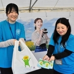 東播磨道全線開通記念ウオークでも販売された小野かっぱのエコバッグとステッカー＝小野市池尻町