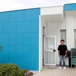 お試し移住などで使われる旧水尾町公民館の前に立つ佐藤敬生さん＝西脇市水尾町