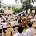 屋台を左右に激しく揺らす「あばれ太鼓」＝西脇市高田井町