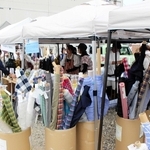 大勢の人でにぎわった播州織産地博覧会の会場＝６月１日、西脇市内