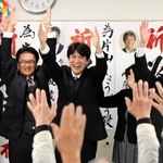 支援者とともにバンザイして喜ぶ片山象三氏（中央）＝西脇市西脇（撮影・大山伸一郎）