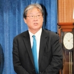 敗戦の弁を述べる大嶋俊英氏＝西脇市小坂町