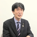 当選から一夜明け、４期目への思いを語る片山象三氏＝西脇市役所