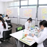 多可町について学ぶ甲南女子大学の学生ら＝８月、同町役場