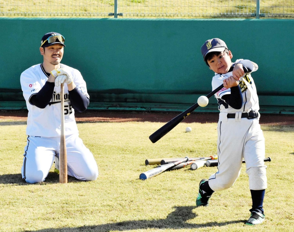 T－岡田さんら元プロ野球選手が指導 加西で少年野球教室、100人参加|北