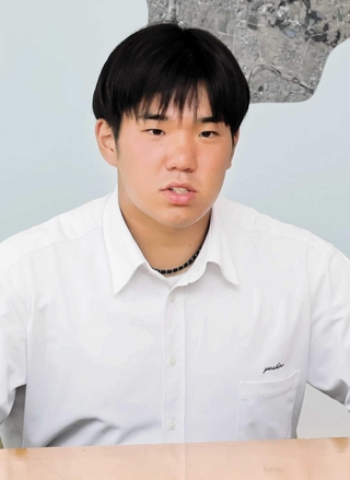 大学でのさらなる活躍を誓う清水蓮大さん＝加東市役所
