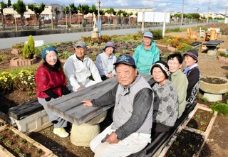 全国花のまちづくりコンクールでプラチナ賞に輝いた「鶉野中町花家族の会」のメンバー＝加西市鶉野町