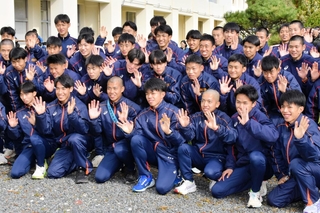 ２連覇を飾り、全国大会出場を決めた西脇工男子＝丹波篠山市内