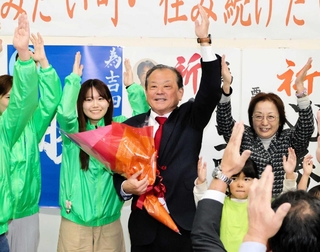 無投票で３選が決まり、花束を手に笑顔を見せる吉田一四氏（中央）＝多可町中区高岸（撮影・井筒裕美）