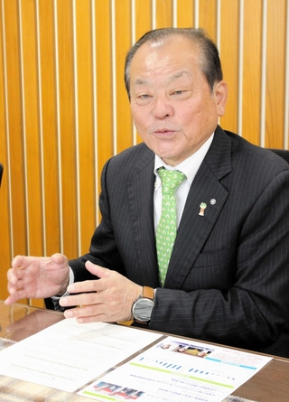 無投票当選から一夜明け、３期目への意欲を語る吉田氏＝多可町役場