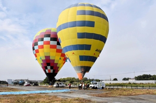 空に飛び立つ準備が進む熱気球＝加西市鶉野町