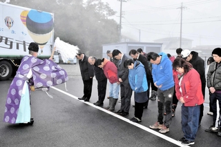 空の安全を祈願する関係者たち＝加西市鶉野町