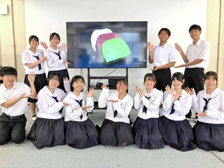 ３種類のテリーヌを薦めるビジネス探究科の３年生＝小野高校