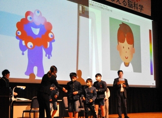 川島隆太教授（右端）と脳が活性化する様子を調べる実験をした＝小野市うるおい交流館エクラ