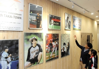 大勢選手の雄姿が並ぶ写真展＝多可町中区岸上