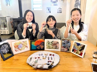 アクセサリーを持つ（左から）萬紗有さんと妹の紗羽さん、中村愛利さん＝小野市黒川町