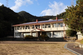 施設を解体撤去し、所有者に土地を返還する案が出ている鴨川小学校。今年３月に閉校した＝加東市平木