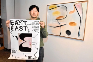 東京で開かれた現代アートフェアに出展したギャラリー「ヴォイド」の主宰、伊藤大悟さん＝加西市北条町北条