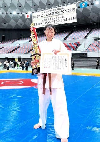 極真連合杯ワールドカップ空手道選手権に出場する藤原あかりさん＝大阪市、Ａｓｕｅアリーナ大阪（提供）