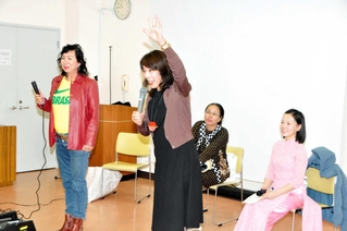 外国出身の女性３人を交え、対話を促す河嶋栄里子さん（中央）＝コミセン下東条