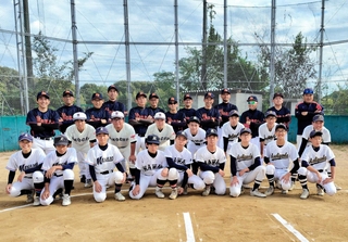 交流試合をしたオール小野野球クラブと小野市内の中学３年生＝旭丘中学校（提供）