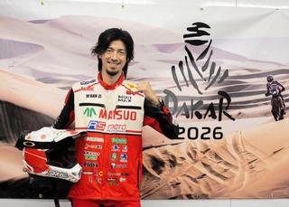 ダカール・ラリーに出場する藤原慎也さん＝西脇市役所