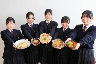 グランプリに輝いた河上紗羅さん（中央）ら入賞者＝加東市役所