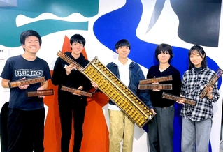 小野市から受け取った教師用そろばんを手にする澤近大地さん（中央）ら「Ｕｂｕｎｔｕｒｅ」のメンバー＝東京都世田谷区（澤近大地さん提供）