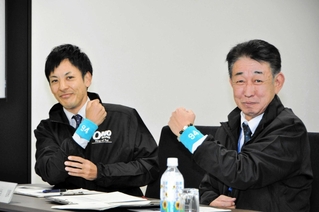 原口文仁選手の背番号「９４」のリストバンドを着けた小野市職員＝同市役所