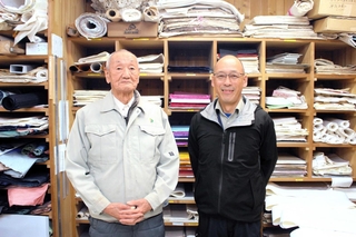 杉原紙研究所の作業場に立つ井上正康さん（左）と藤田尚志さん＝多可町加美区鳥羽