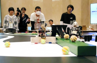 歩行部門の決勝で、自作ロボットの動きを真剣に見守る子どもたち＝加東市上三草