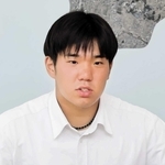 大学でのさらなる活躍を誓う清水蓮大さん＝加東市役所