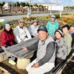 全国花のまちづくりコンクールでプラチナ賞に輝いた「鶉野中町花家族の会」のメンバー＝加西市鶉野町