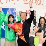無投票で３選が決まり、花束を手に笑顔を見せる吉田一四氏（中央）＝多可町中区高岸（撮影・井筒裕美）