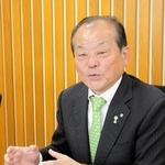 無投票当選から一夜明け、３期目への意欲を語る吉田氏＝多可町役場